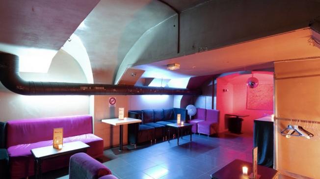 Le Bar-Club le Velvet Bar à Paris 1 - L'entrée du bar